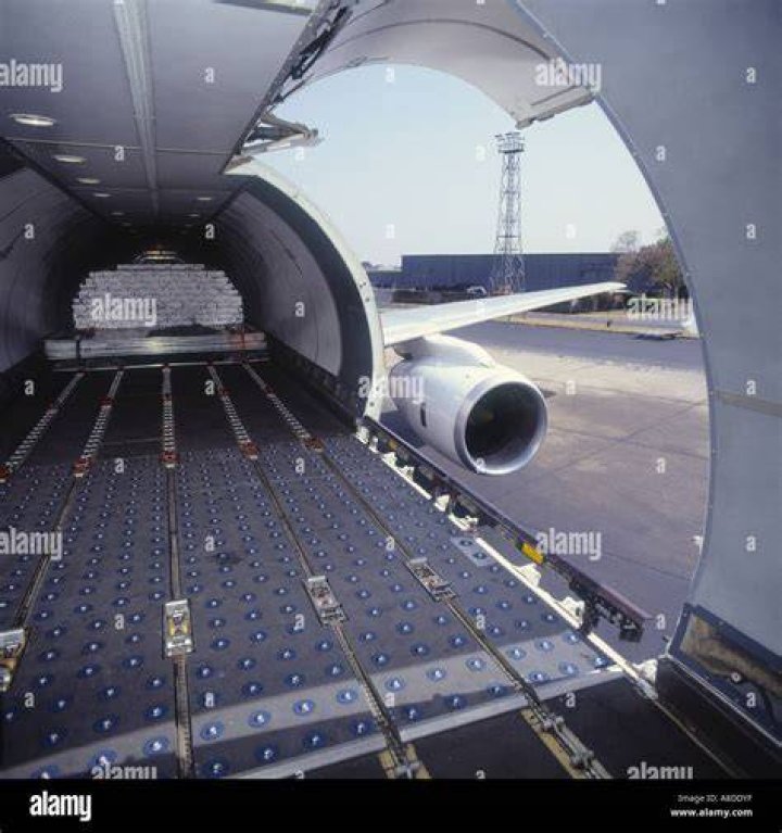 Is the cargo hold pressurized on a plane?